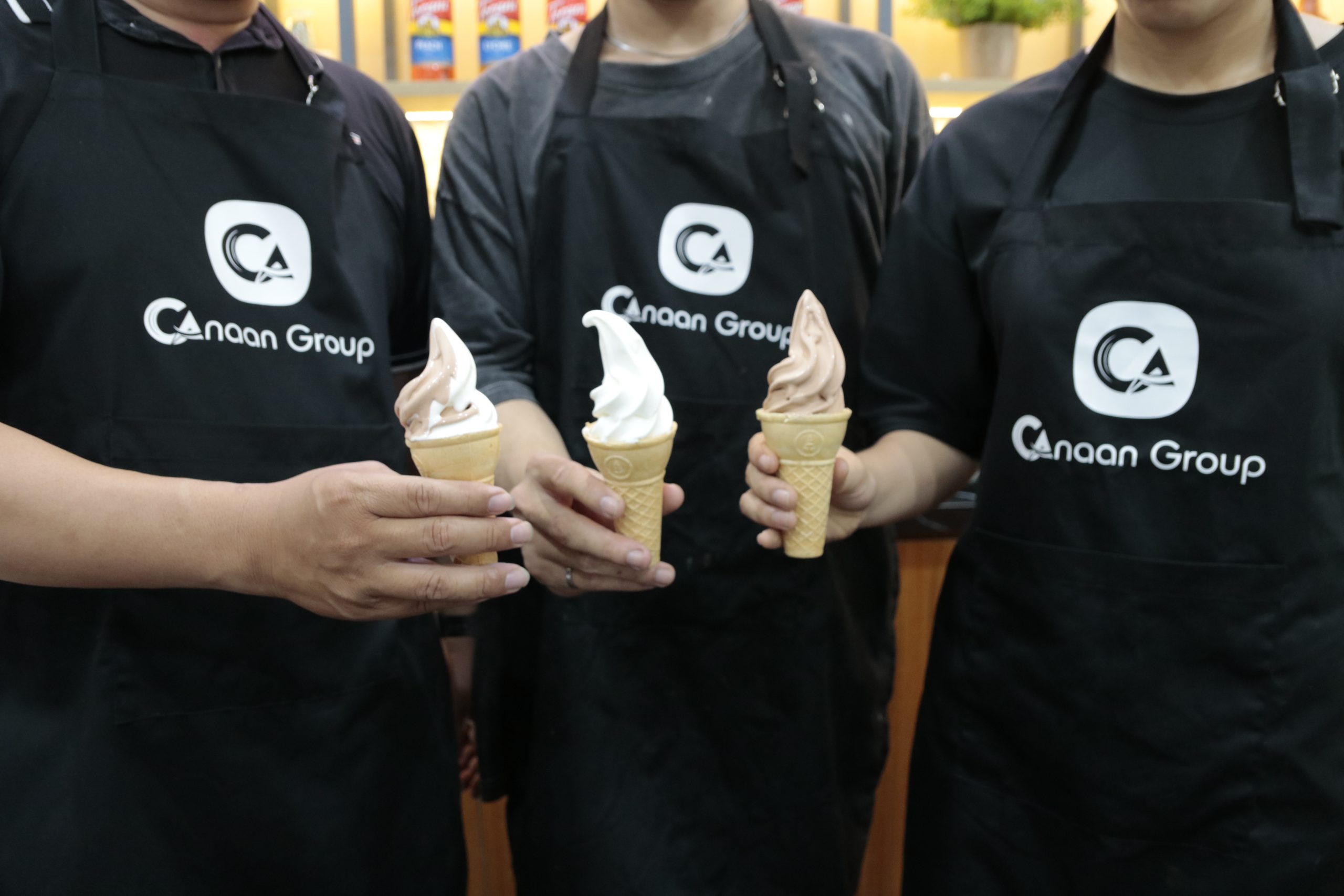 Nhân viên phục vụ teabreak kem tại sự kiện