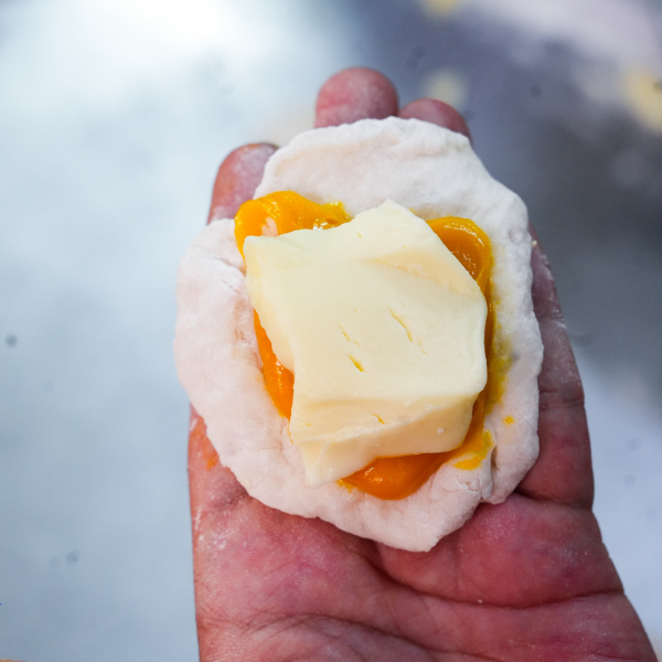 bánh tiêu phô mai trứng chảy